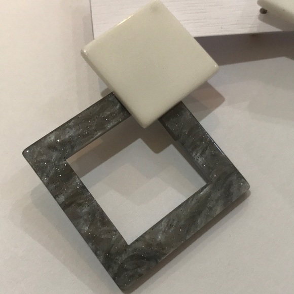 🆕 Gray & White Square Acrylic Earrings - Picture 2 of 5